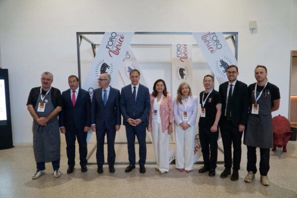 Grupo de personas en el Foro Ibérico en Salamanca