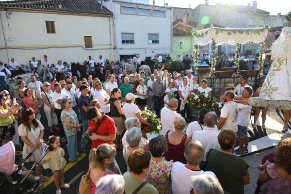 Celebración de la llegada de la Virgen Morena en Ciudad Rodrigo con la comunidad reunida.