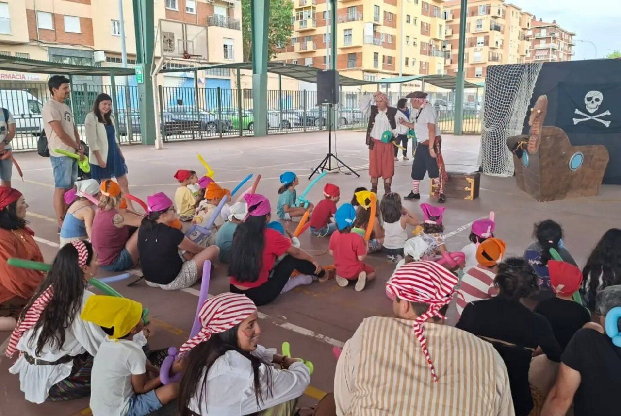 Niños y adultos en una actividad de ludoteca en Salamanca