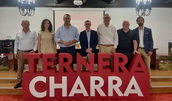 Grupo de personas celebrando el 25 aniversario de Ternera Charra