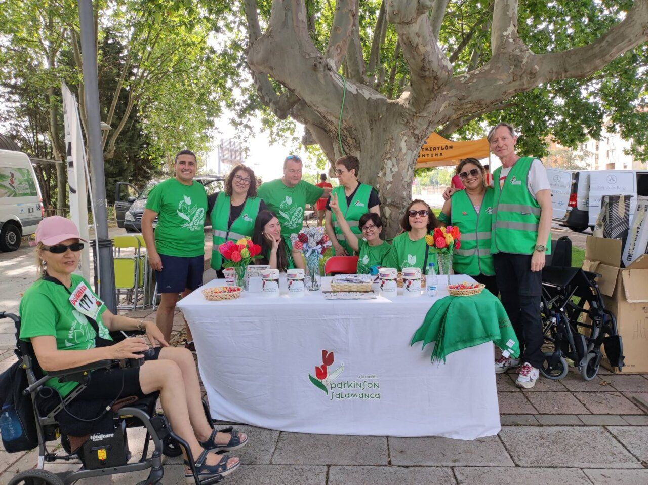Grupo de personas en la Marcha Solidaria por el Parkinson en Salamanca