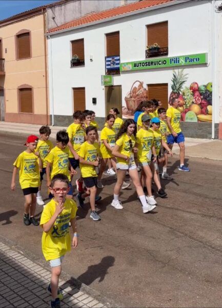 Grupo de niños participando en marcha solidaria en Sancti Spíritus