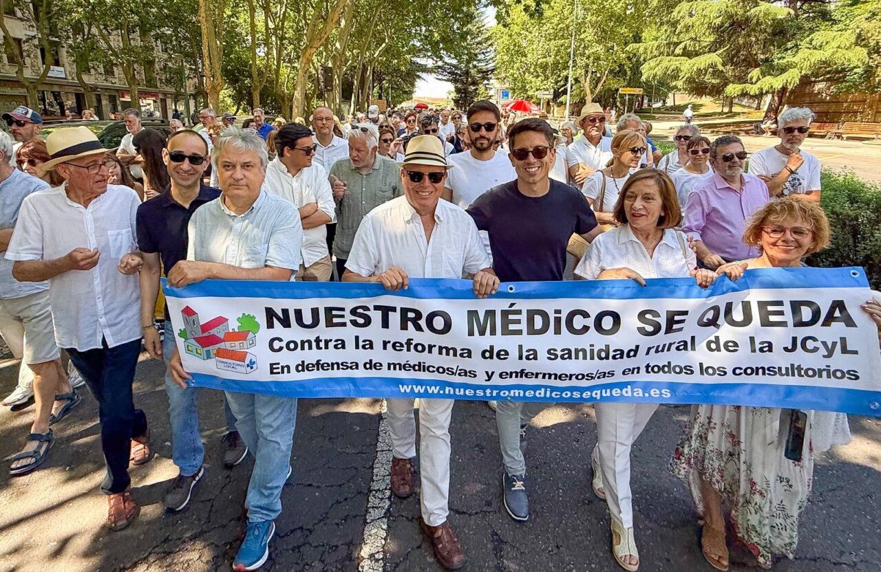 Miles de personas marchan en Salamanca por la sanidad pública