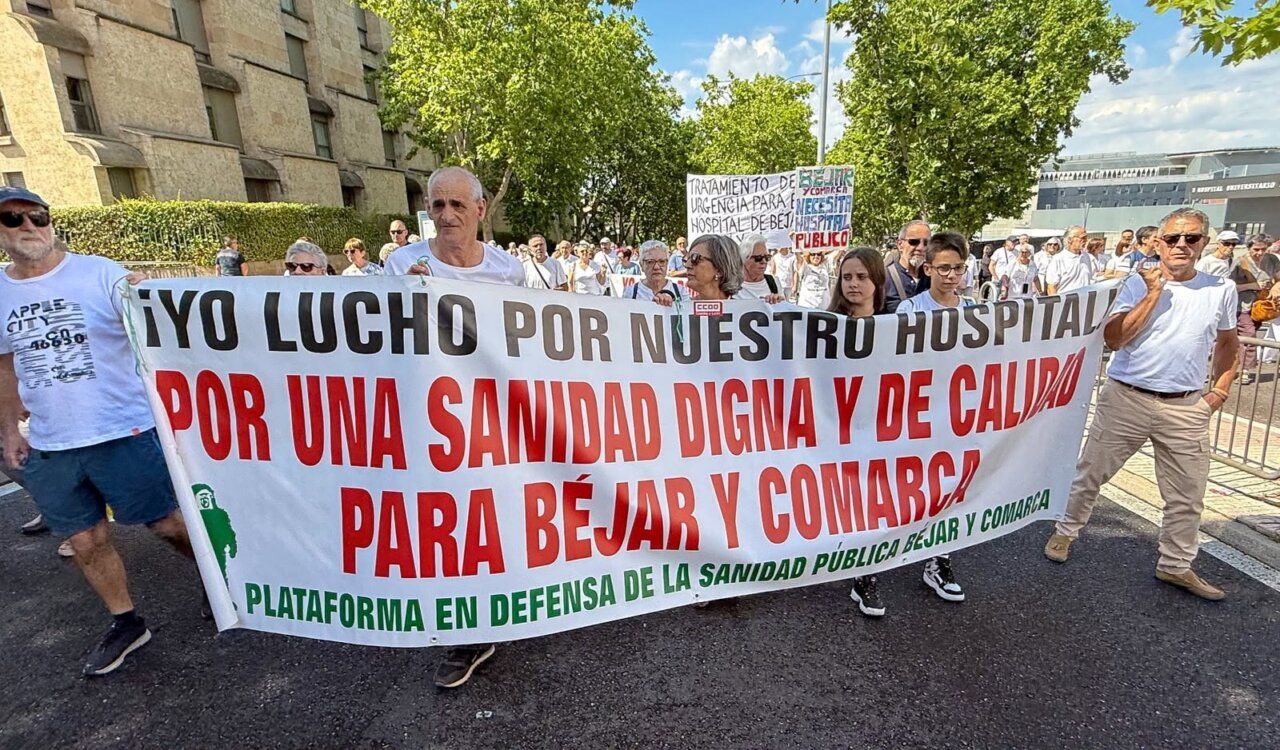 Manifestantes sosteniendo una pancarta en defensa de la sanidad pública en Salamanca