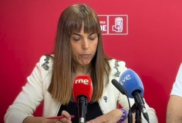 María Sánchez durante una conferencia de prensa sobre financiación pública.