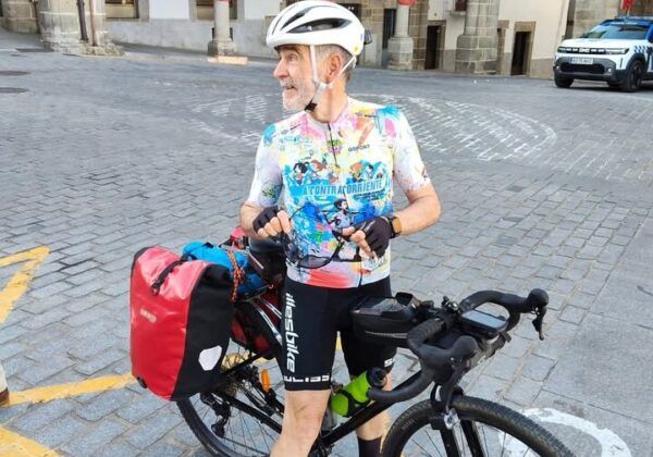 Mario Martín preparándose para un viaje en bicicleta por España