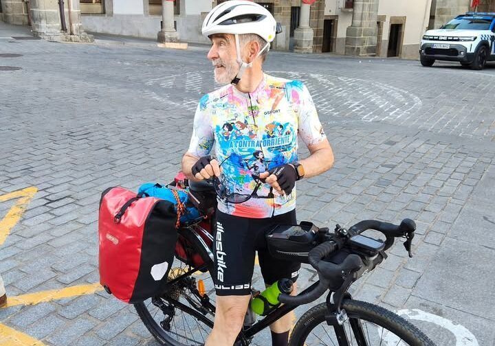 Mario Martín preparándose para un viaje en bicicleta por España