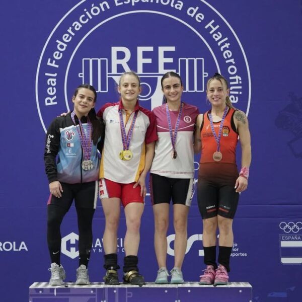Marta García Rincón en el podio con medallas de oro en halterofilia