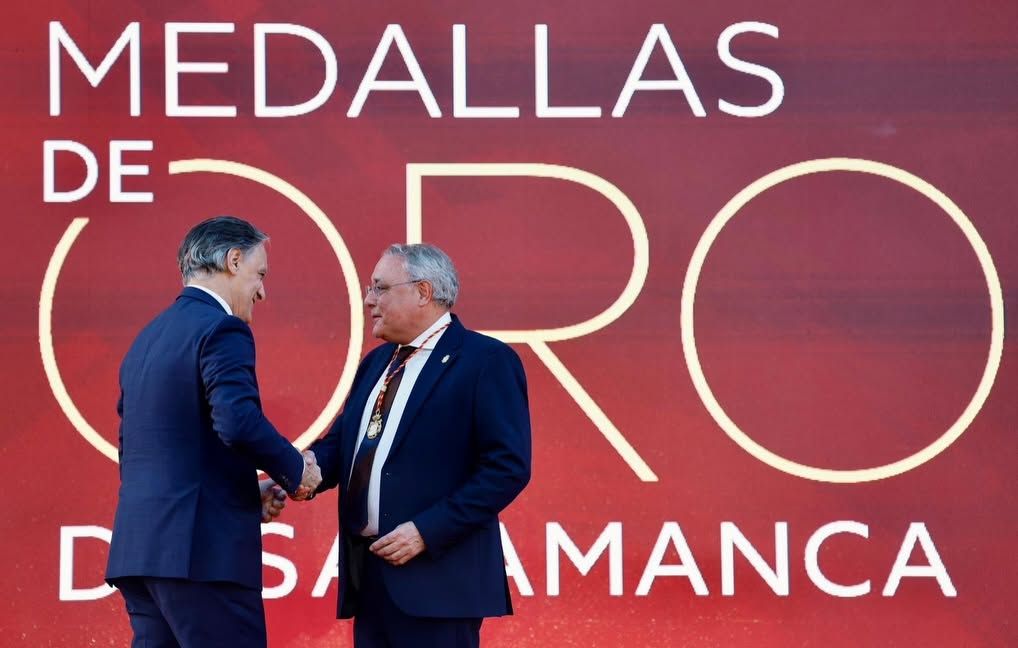 Entrega de la Medalla de Oro de Salamanca a un representante del Colegio de la Abogacía.