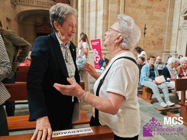 Carmen Calzada recibiendo la medalla pontificia Pro Ecclesia et Pontifice en Salamanca