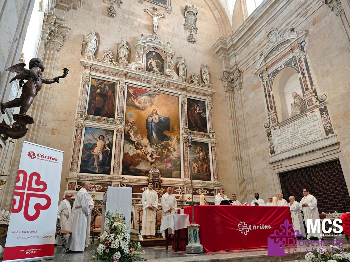Carmen Calzada recibe medalla pontificia en ceremonia religiosa