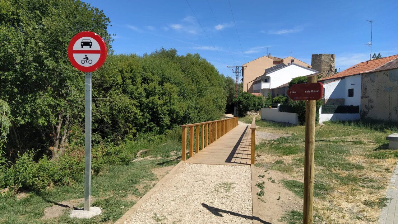 Camino peatonal y señalización en la Puerta del Río de Alba de Tormes