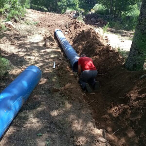 Trabajador instalando tuberías en una obra de infraestructura en Béjar