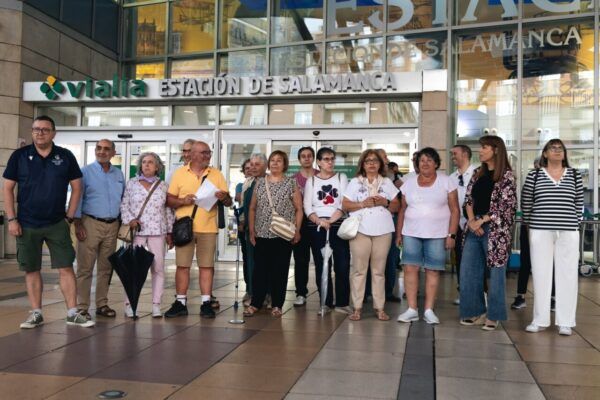 Grupo de personas en la estación de transporte público en Salamanca