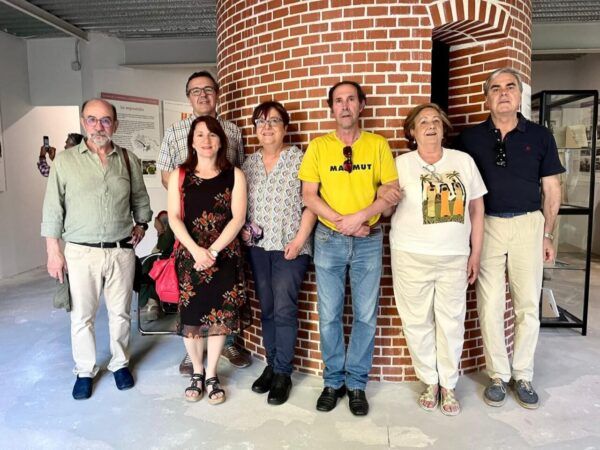 Grupo de miembros del CEB en la exposición El hilo de la memoria