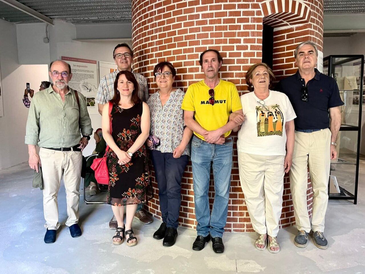 Grupo de miembros del CEB en la exposición El hilo de la memoria