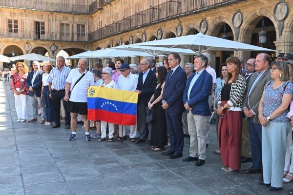Grupo de personas en la Plaza Mayor de Salamanca con una bandera de Venezuela
