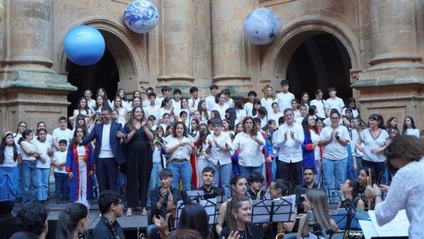 Actuación del musical Un mundo en planetas en el Patio Barroco
