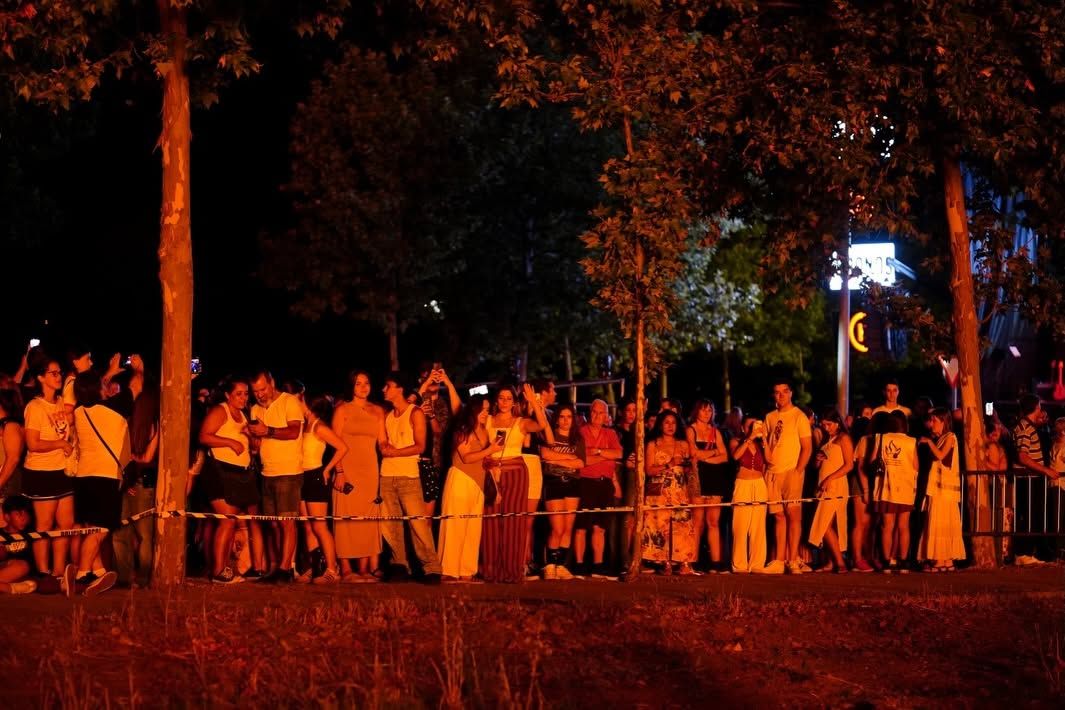 Vecinos reunidos en la hoguera de El Zurguén durante la Noche de San Juan