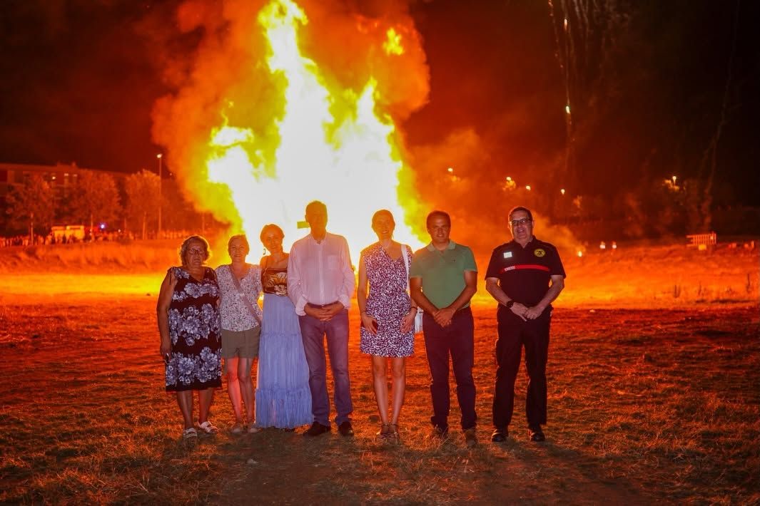 Grupo de personas frente a la hoguera de San Juan en El Zurguén