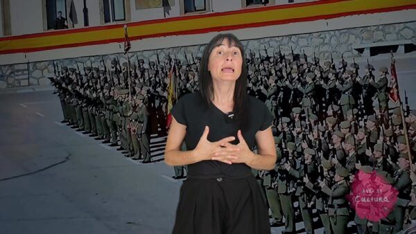 Mujer explicando detalles de una exposición en la Torre de los Anaya