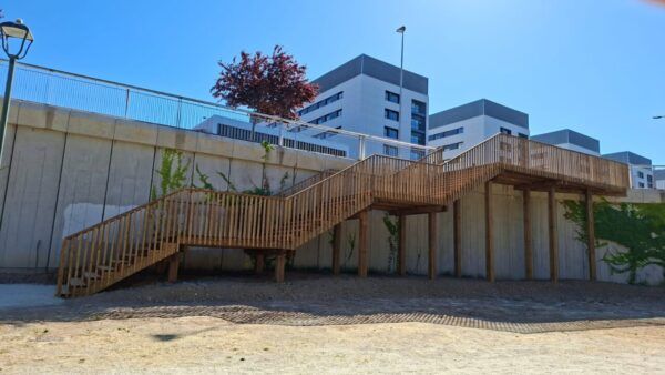 Escalera de madera que conecta el Parque Botánico de Huerta Otea con el río Tormes