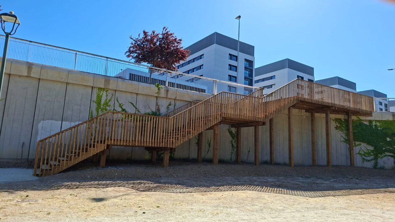 Escalera de madera que conecta el Parque Botánico de Huerta Otea con el río Tormes