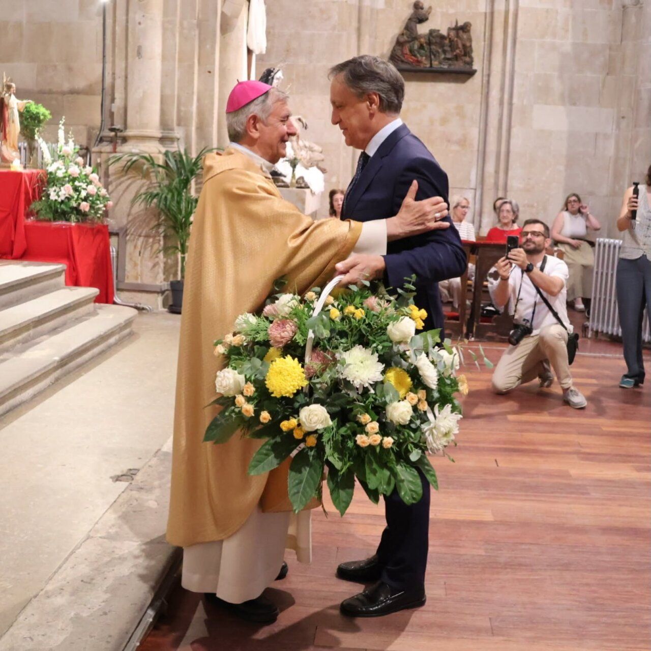 Ofrenda floral en las fiestas patronales de Salamanca con autoridades presentes