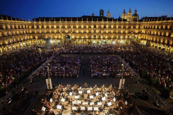Concierto de la Orquesta Sinfónica de Castilla y León en la Plaza Mayor de Salamanca