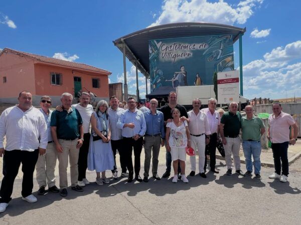 Grupo de personas en la paella solidaria de Castellanos de Villiquera