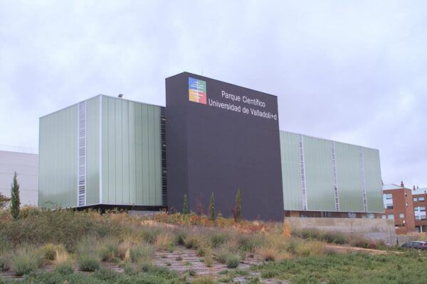 Edificio del Parque Científico de la Universidad de Valladolid con vegetación alrededor.