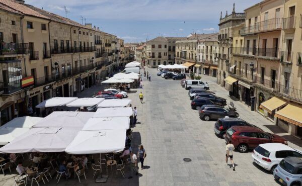 Vista de la Plaza Mayor de Ciudad Rodrigo con mesas y sombrillas