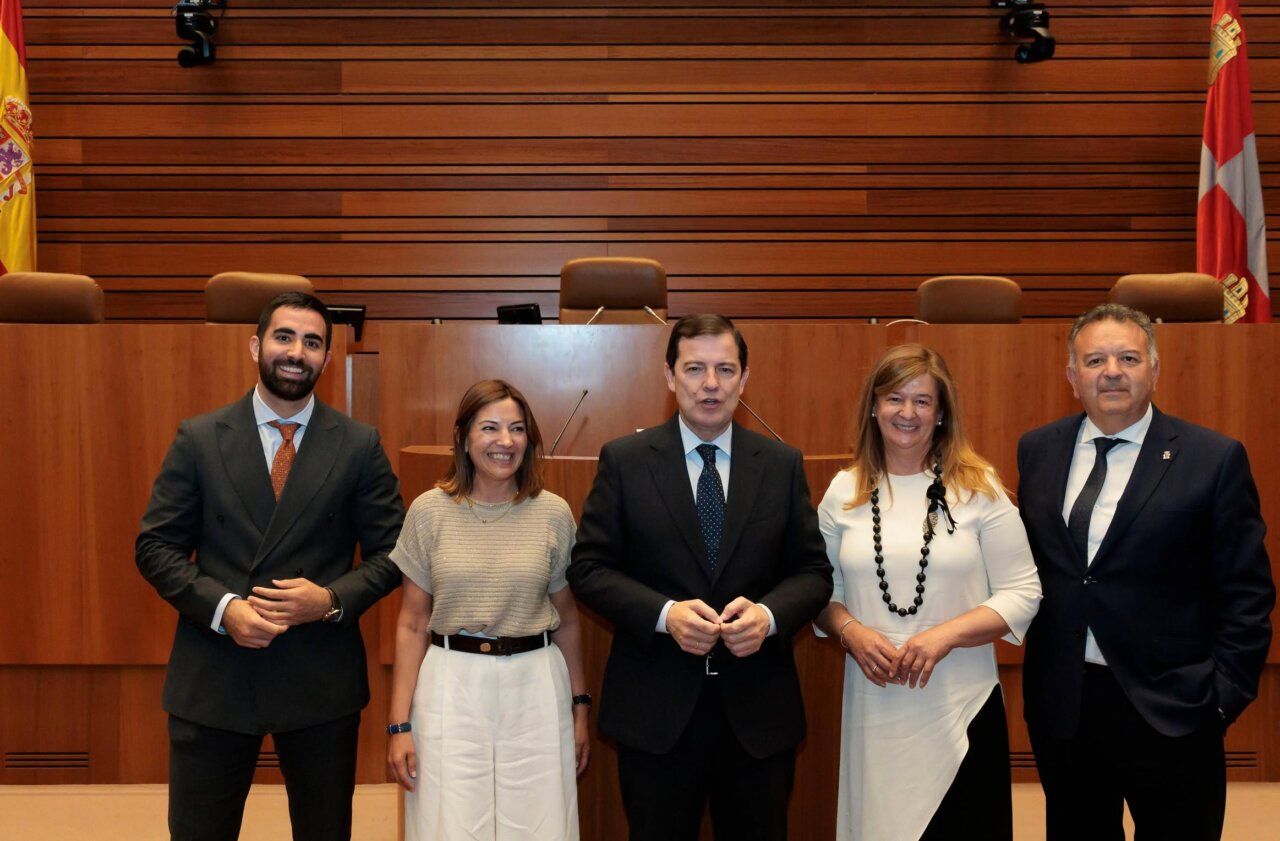 Alfonso Fernández Mañueco con miembros del PP en el parlamento