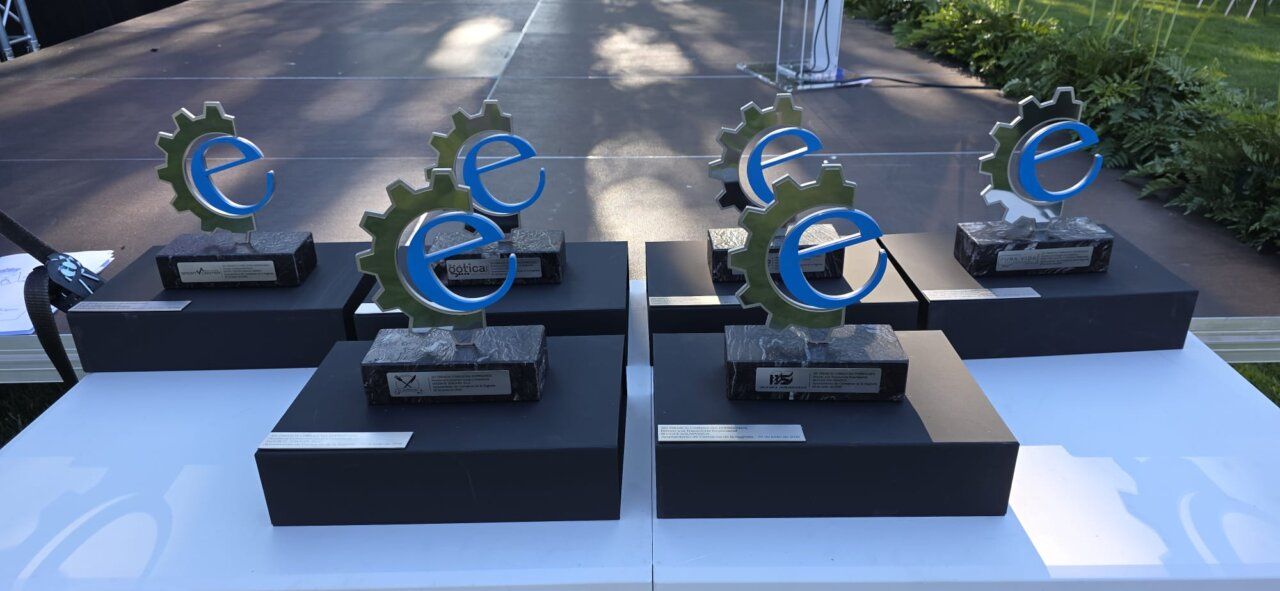 Trofeos de los premios Cabajosa Empresarial en una mesa