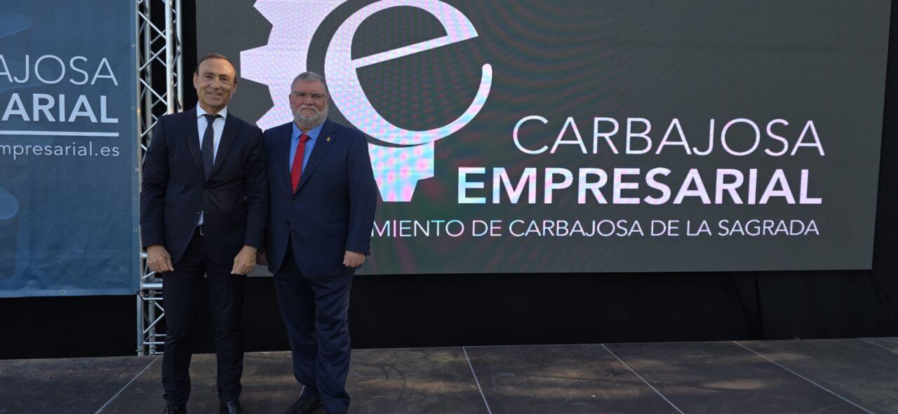 Dos hombres posando en un evento empresarial en Carbajosa de la Sagrada.