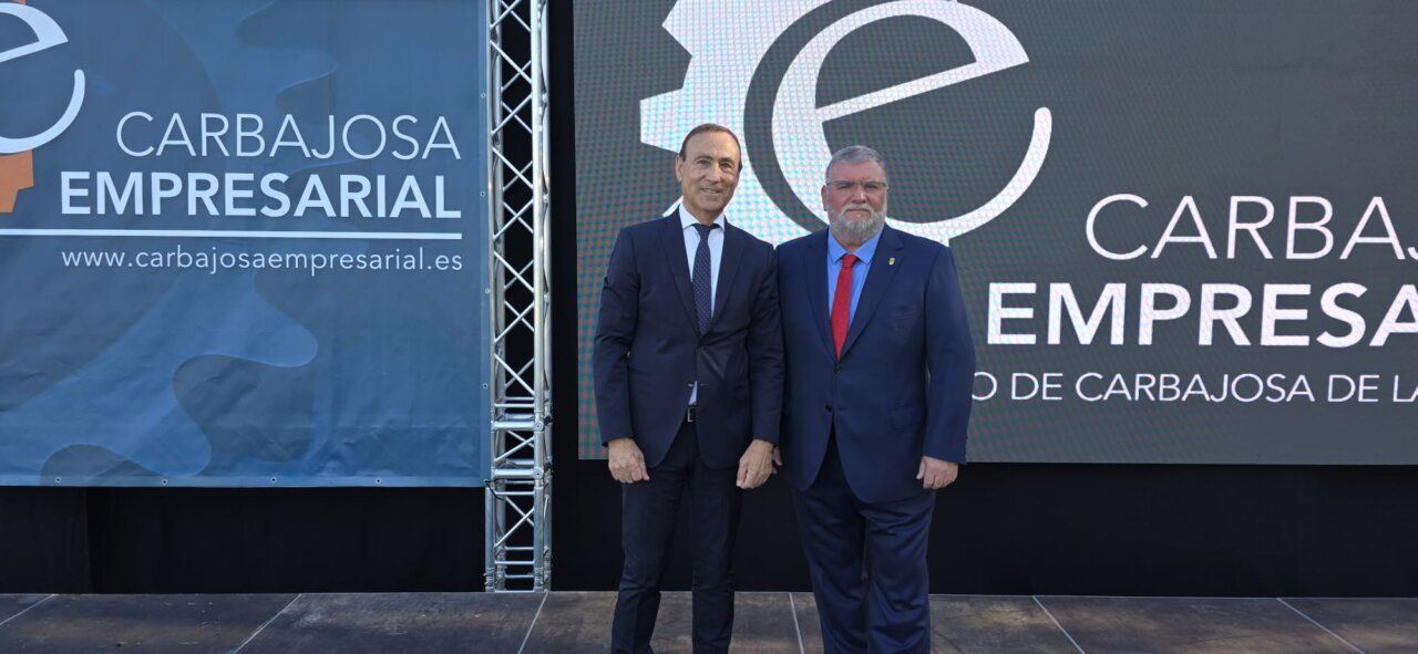 Dos hombres posando en un evento empresarial en Carbajosa