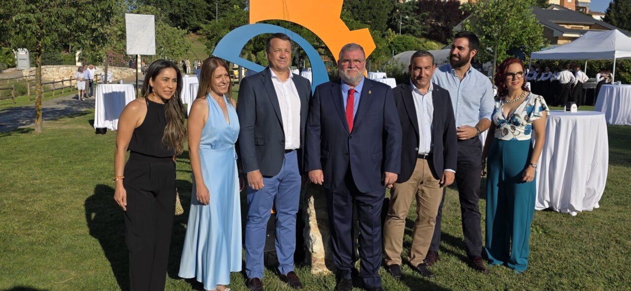 Grupo de personas posando en el evento de premios Cabajosa Empresarial