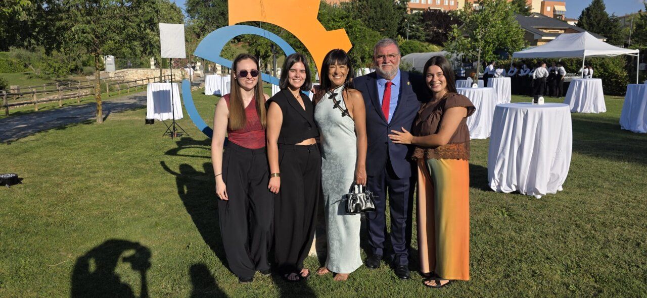 Grupo de personas posando en un evento al aire libre