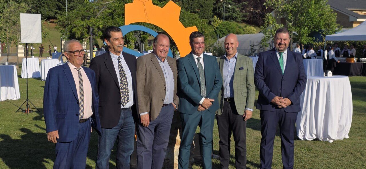 Grupo de personas posando en el evento de premios Cabajosa Empresarial