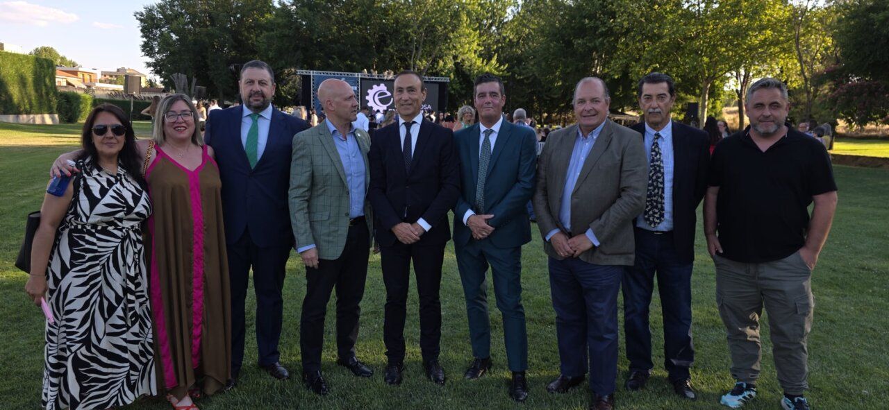 Grupo de personas posando en un evento al aire libre