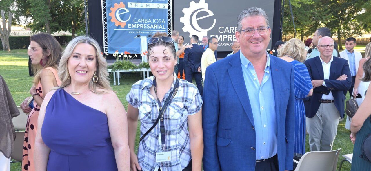 Tres personas sonriendo en el evento de premios Cabajosa Empresarial