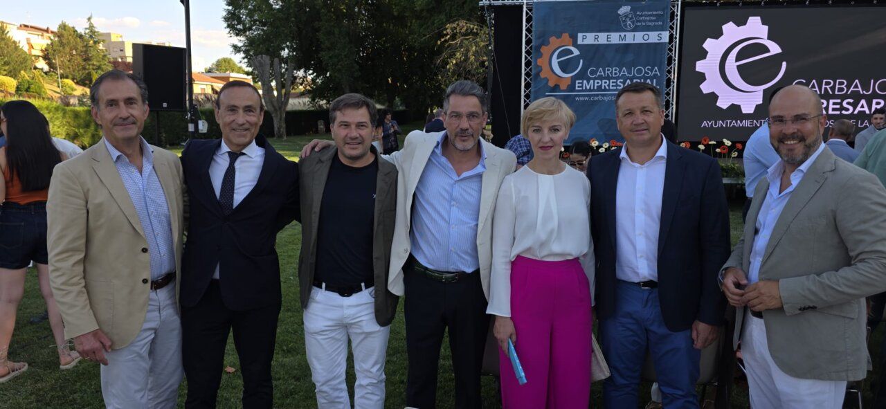 Grupo de personas en la ceremonia de premios Carbajosa Empresarial