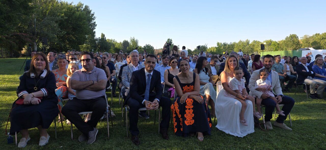 Asistentes a los premios Cabajosa Empresarial en un evento al aire libre