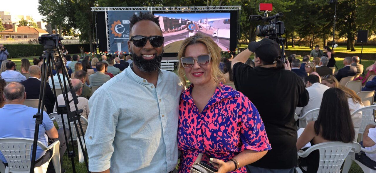 Pareja sonriente en evento de premios Cabajosa Empresarial