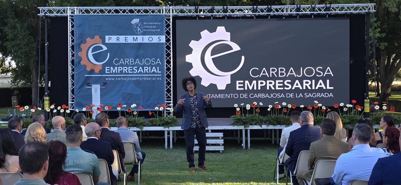 Evento de los Premios Cabajosa Empresarial con un presentador en el escenario.