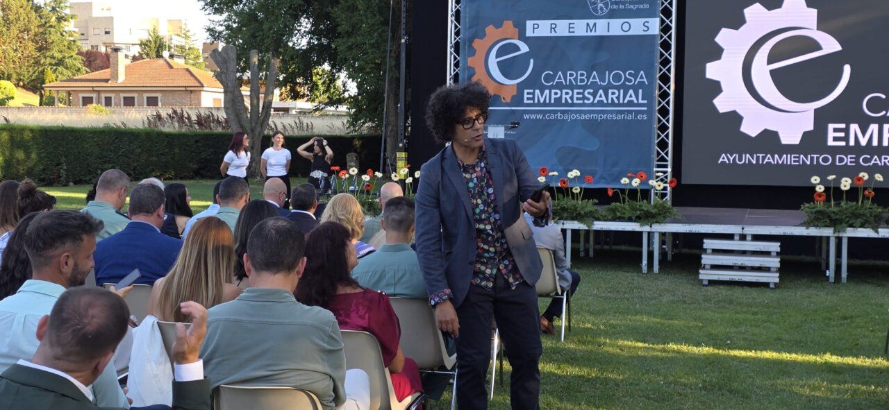 Evento de los premios Cabajosa Empresarial con asistentes y presentador.