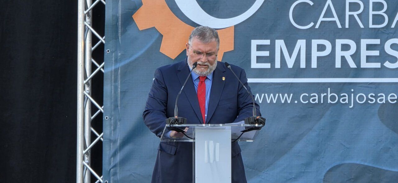 Persona hablando en un evento de premios empresariales en Cabajosa