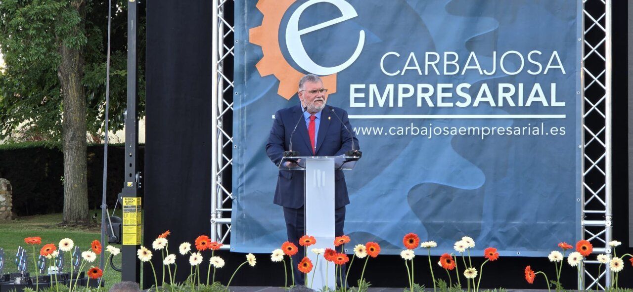 Discurso en los premios Cabajosa Empresarial con flores en primer plano