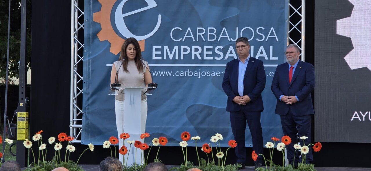 Evento de premios en Carbajosa con oradores y flores decorativas