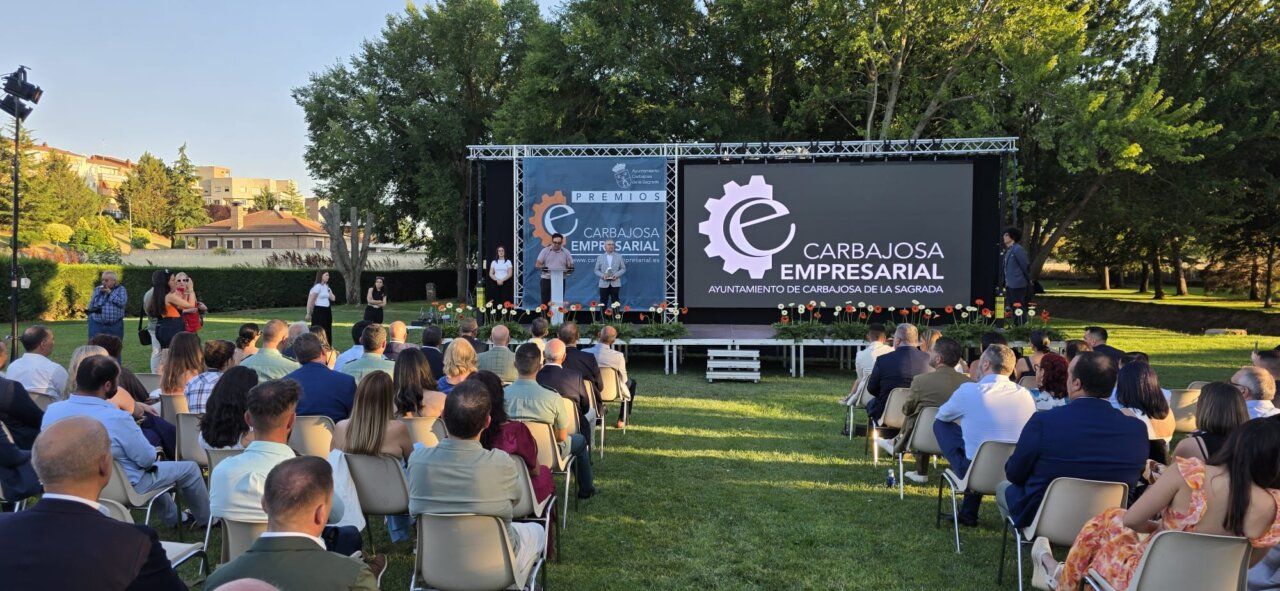 Ceremonia de premios en Carbajosa con asistentes y escenario